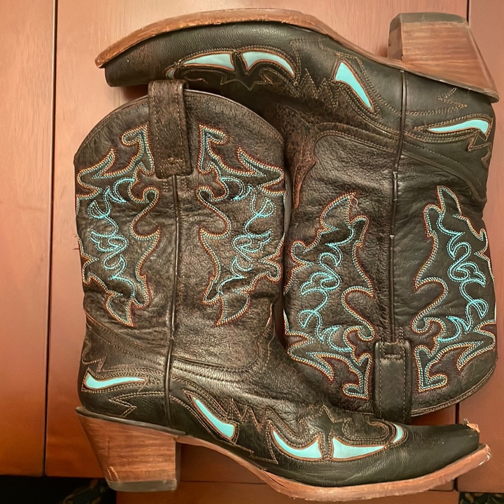 Cowgirl Boots brown with turquoise accent. Wear at toes. 2 “ heel 10”